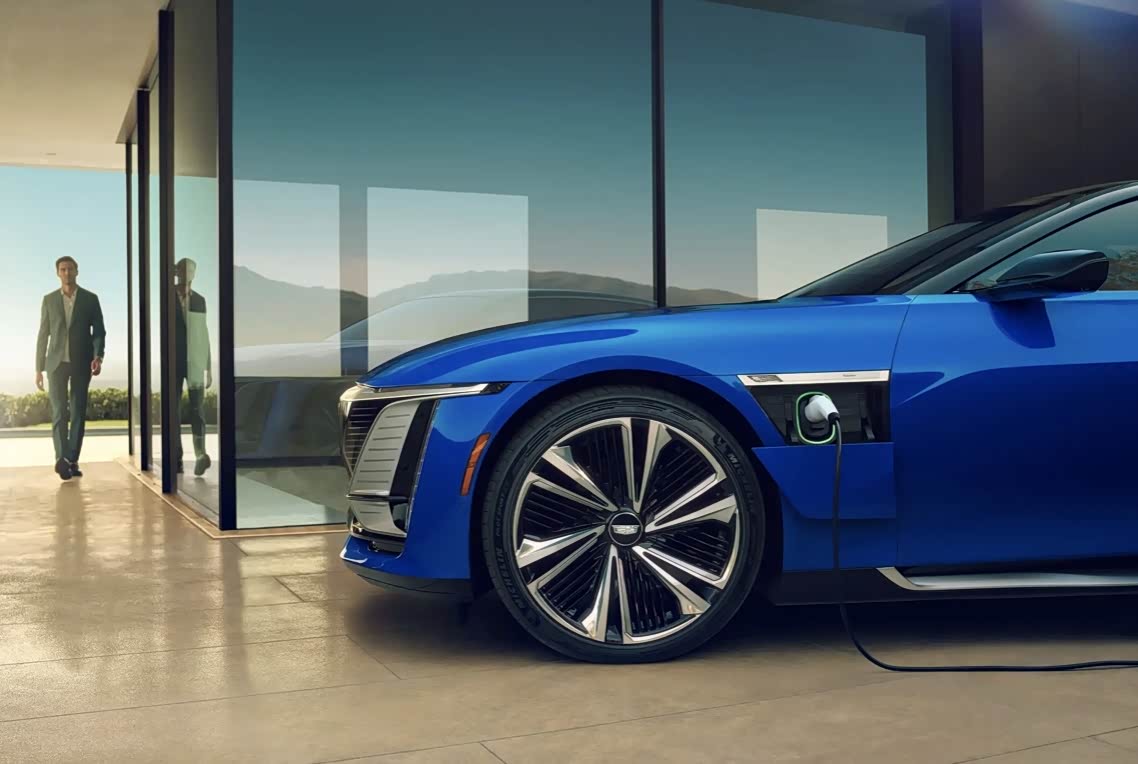 充电口位于左前翼子板区域