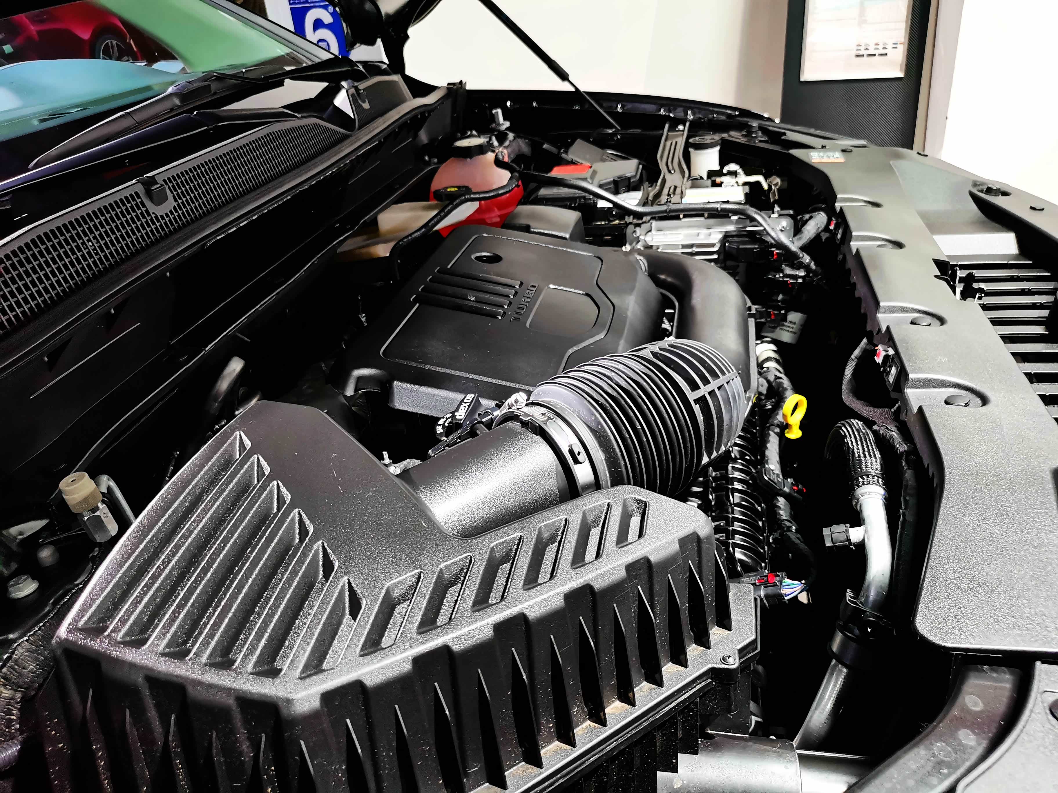 机舱的塑料感还是比较强的，错落有致的摆放比大众系要好一些，但如果有自主的全覆盖式面板肯定会更好一些。