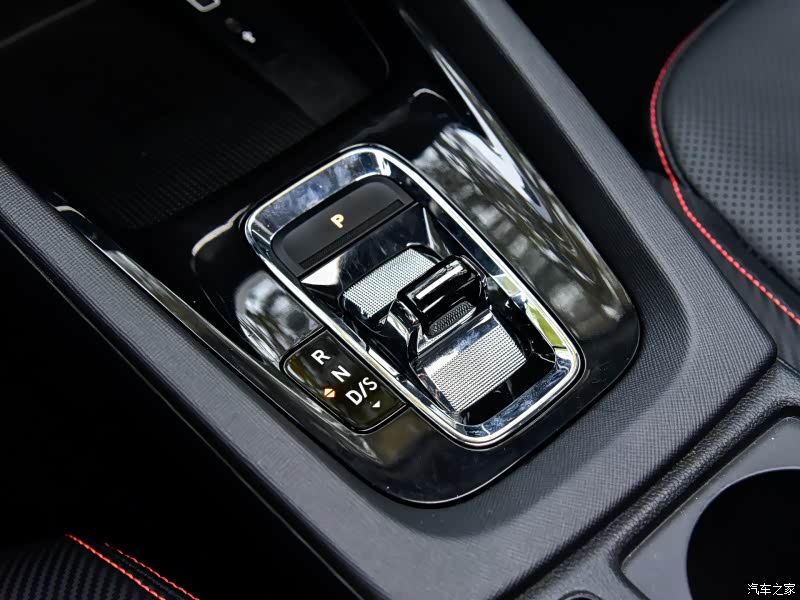 大众这套七速干式双离合变速器的市场口碑比较参差，但明锐使用了高尔夫式电子拨杆，时尚感提升很大
