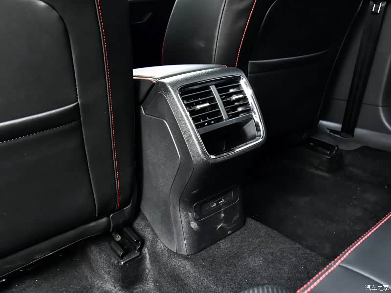 明锐PRO后排地板隆起部分比速腾宽敞很多，中央扶手箱后侵也不是很严重，后座中间乘客舒适度稍好一些