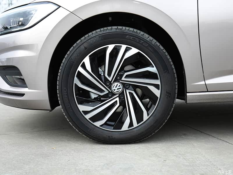 个人感觉速腾的这种轮圈式样与车身形象不是很搭，有点过于造作了