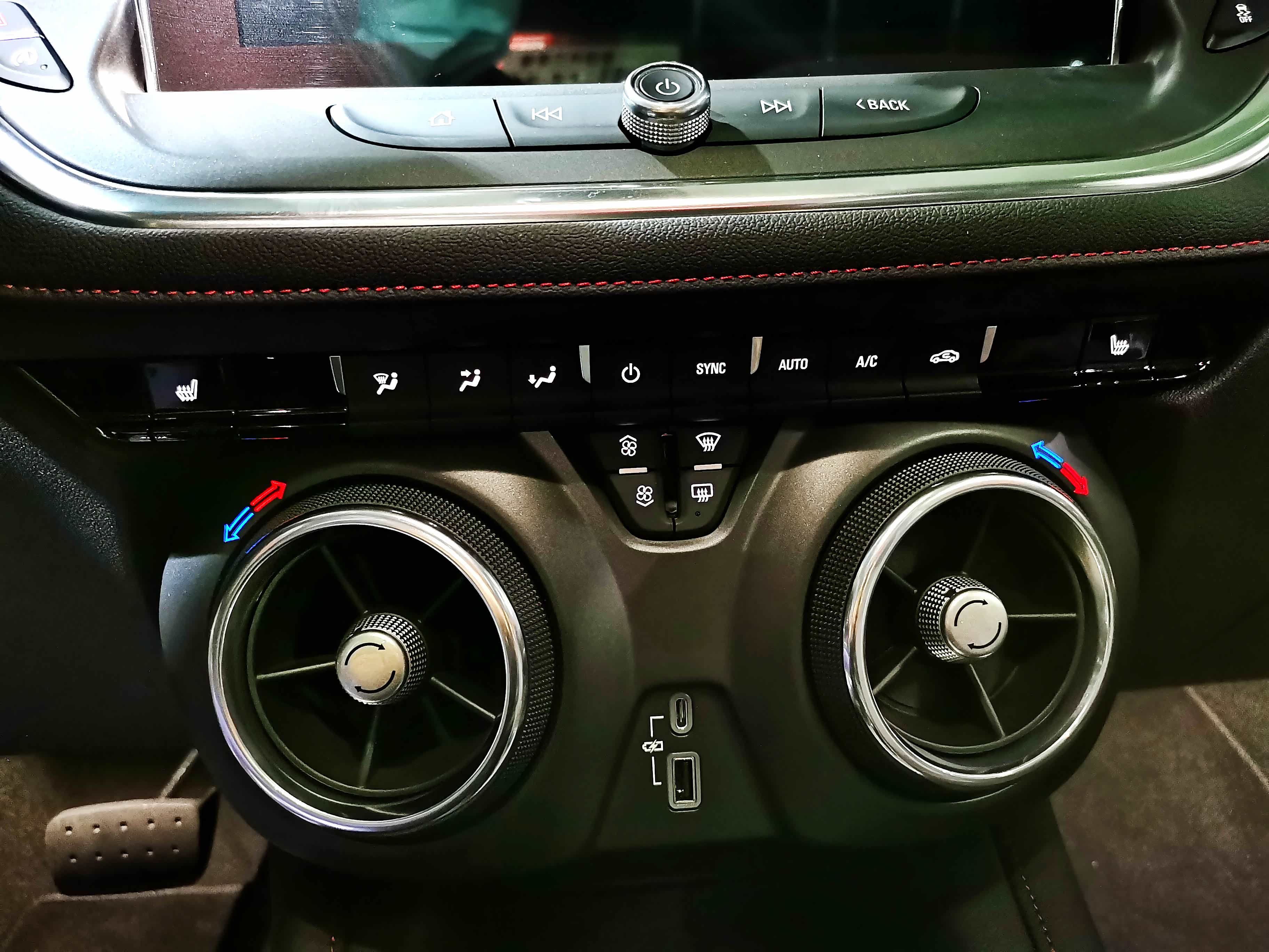 下面的吹风口是保留了原来“大黄蜂”科迈罗的设计风格，旋钮是可控制出风方向和调节温度的。