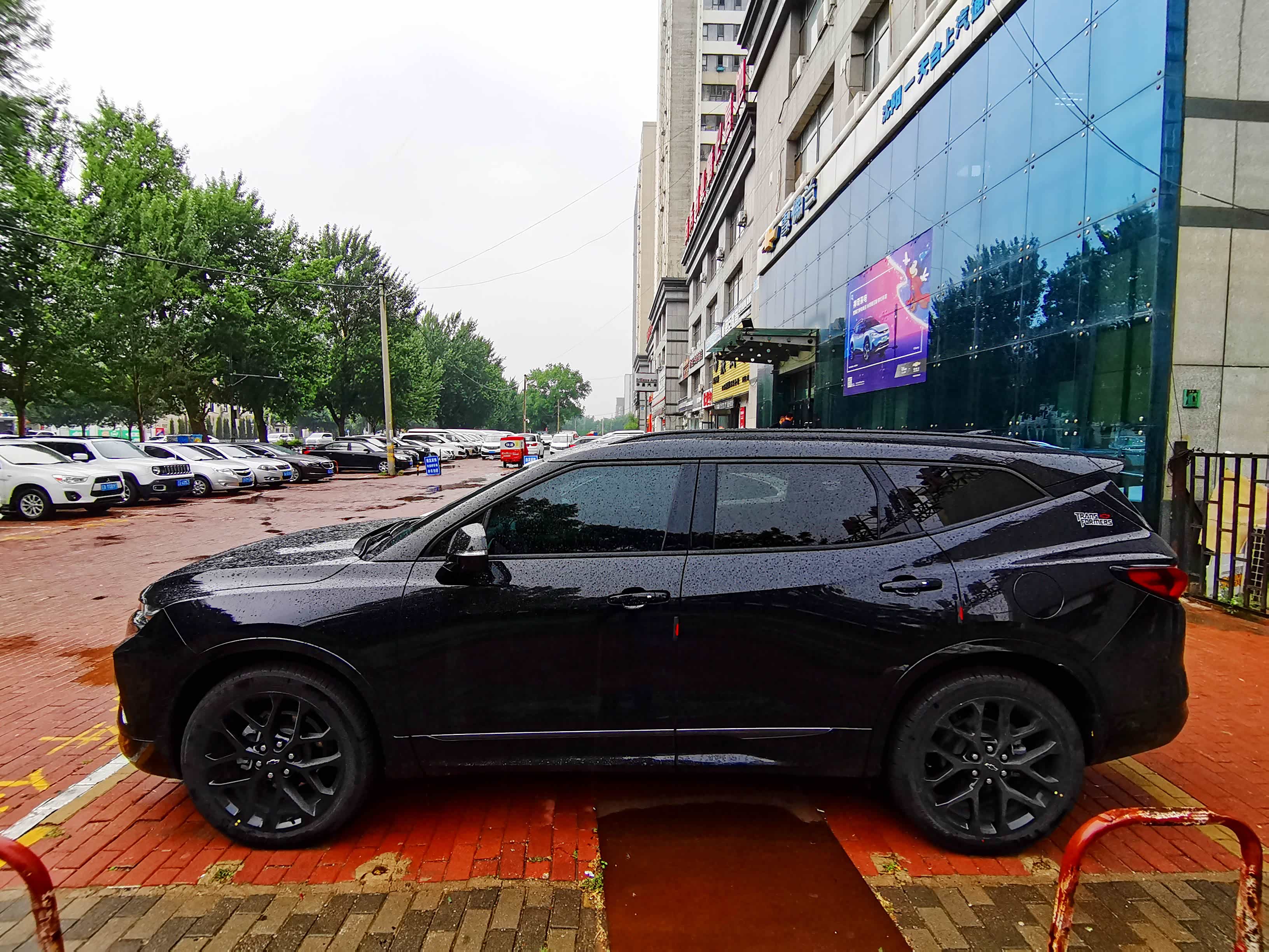 今天沈阳的天气是中雨转晴，刚刚下过的雨让开拓者拍起来有些不一样的感觉。