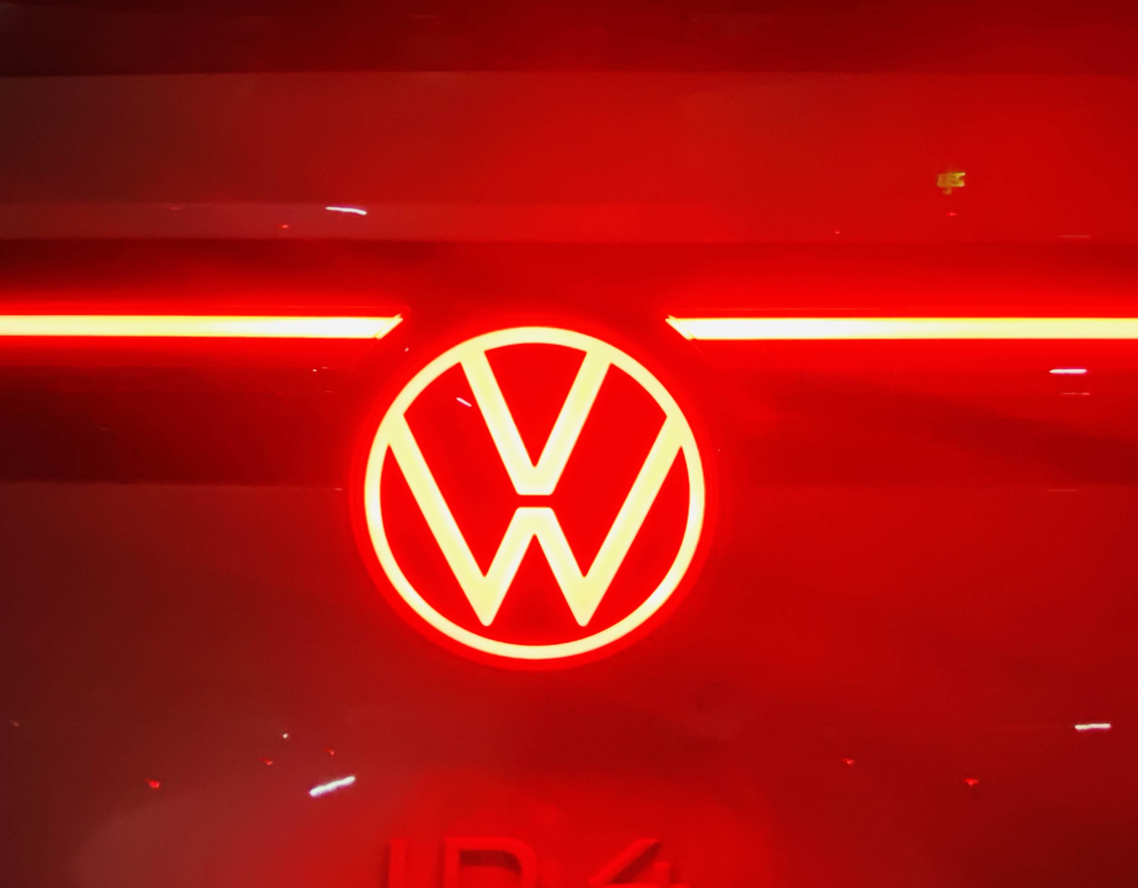 点亮状态下的尾部Logo