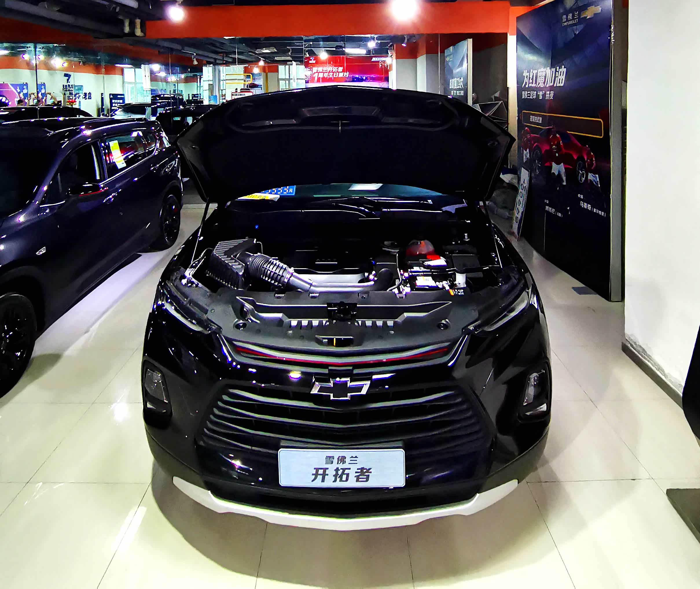 接下来，我们打开引擎盖，再来看看发动机舱布局如何。