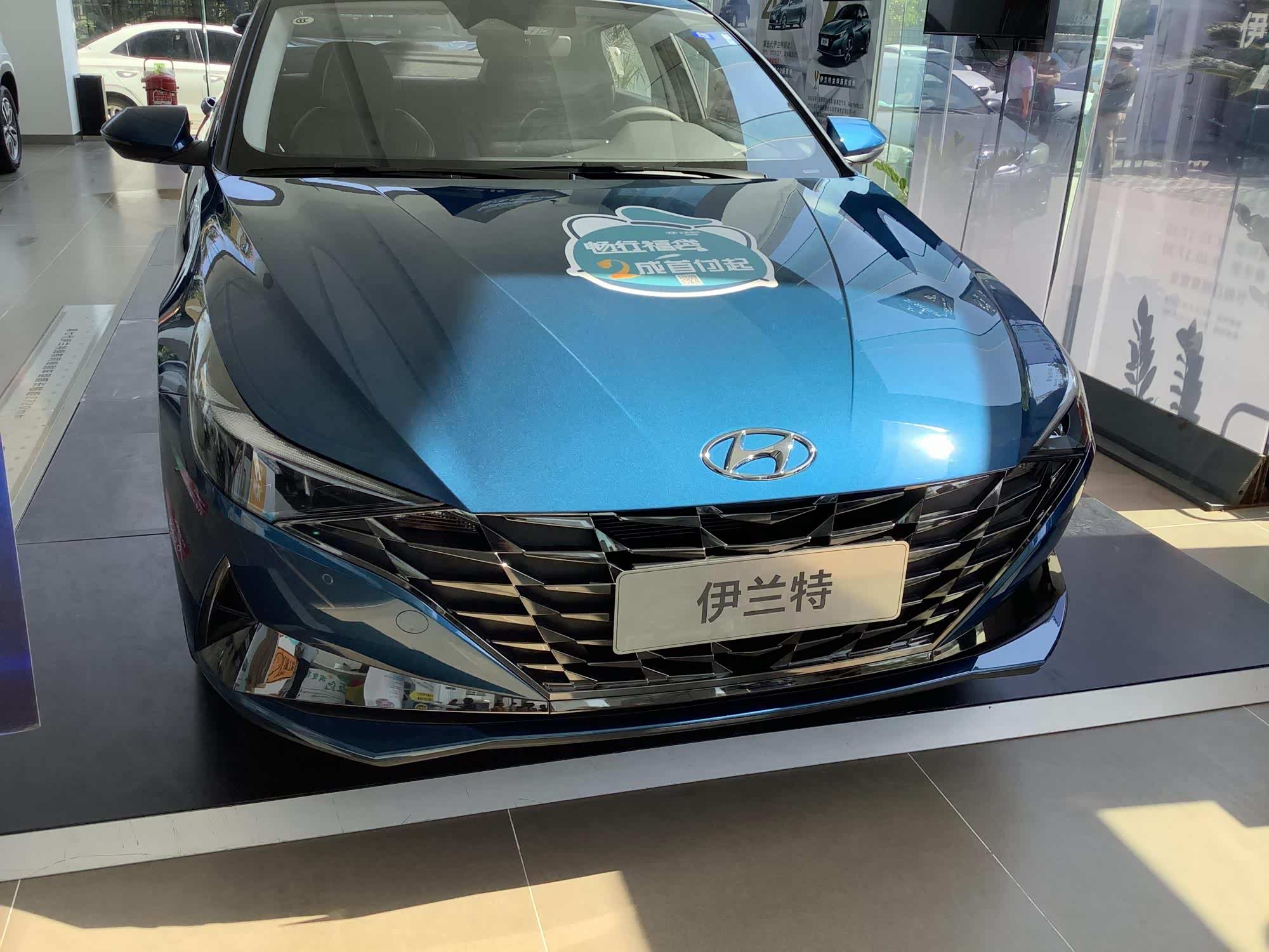 2021款现代伊兰特到店实拍,冰海蓝很前卫,好看还省油
