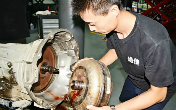 拆卸吉普大指挥官变速箱的液力变矩器