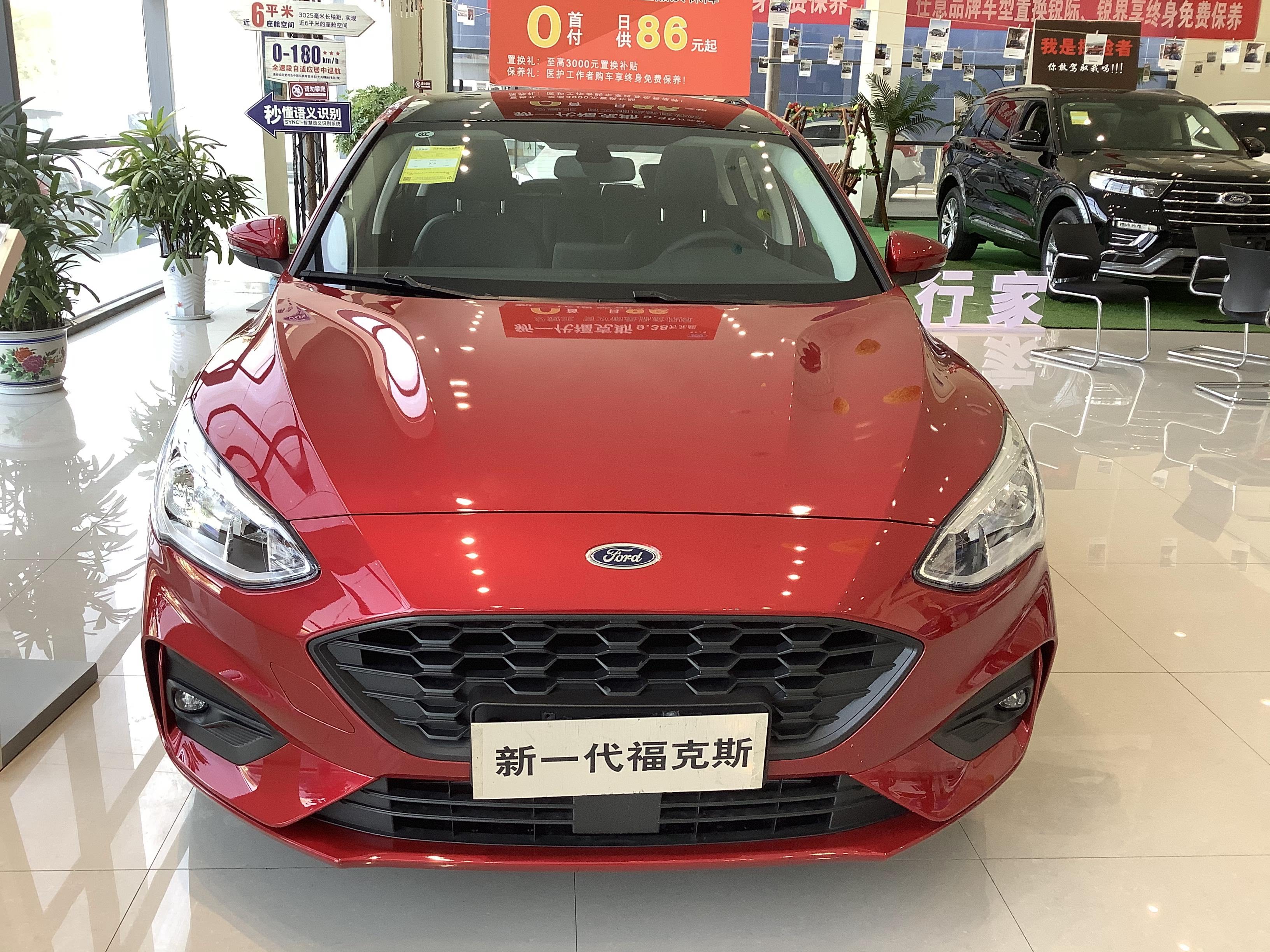 2021款福特福克斯两厢版到店,优惠1万,红色很时尚,内饰精致
