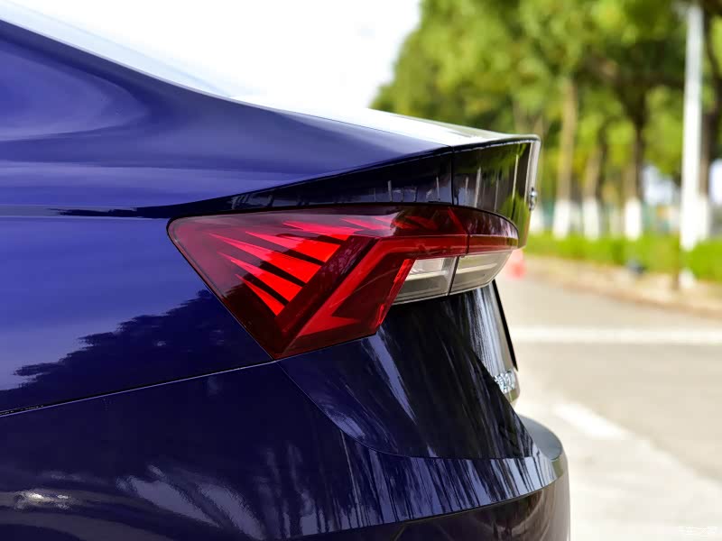 明锐PRO鸭尾造型让车身外观充满挑战感，更能满足年轻人的喜好