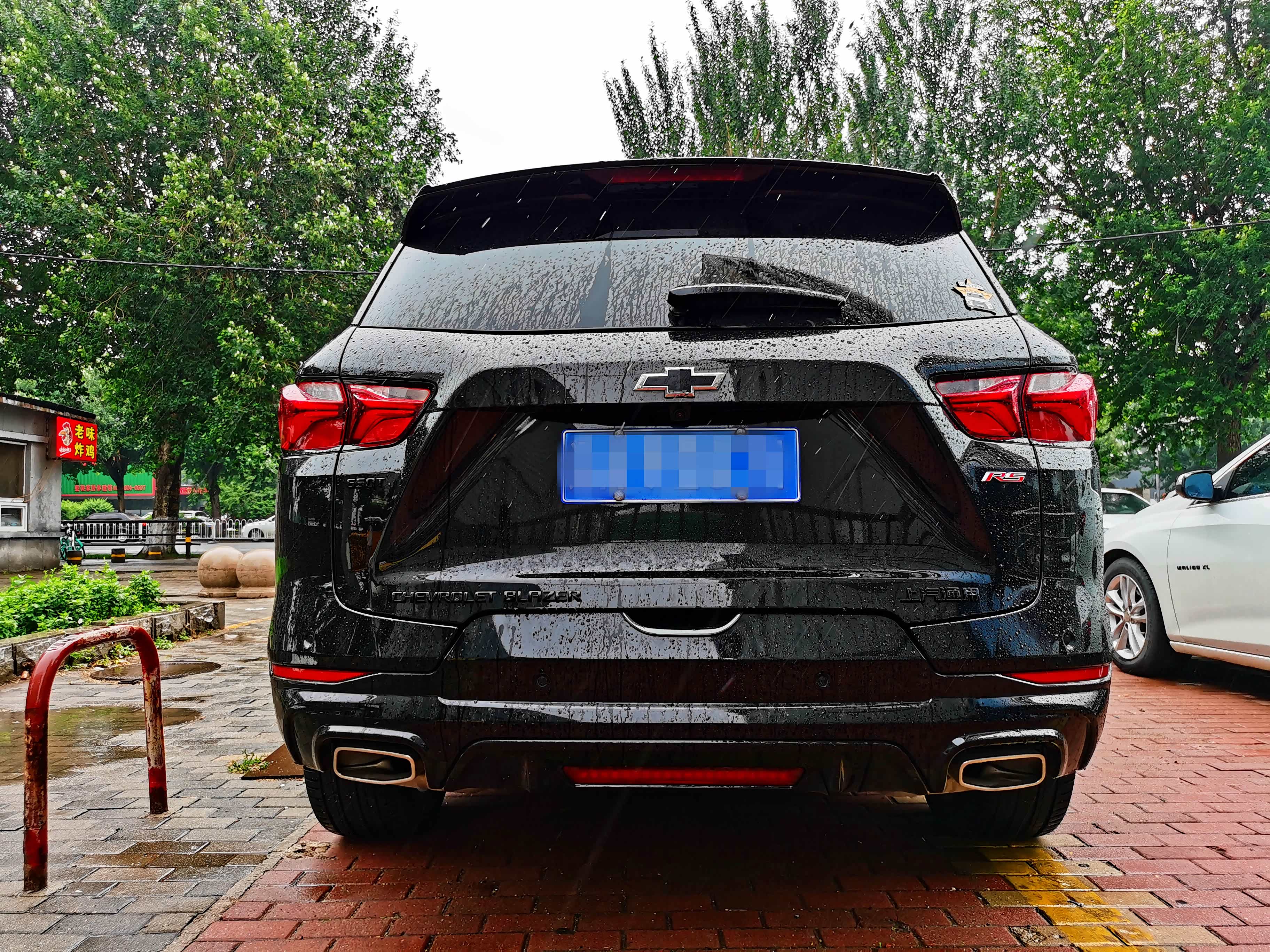 试驾车依然是一台7座顶配车，黑色RS风格也是雪佛兰最近家族式的特点之一。