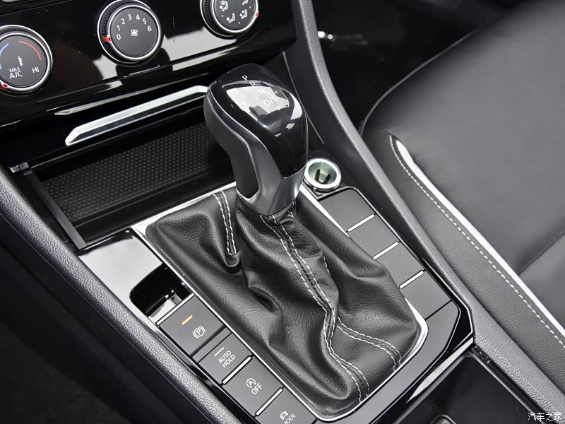 如果你从明锐PRO转过速腾车内，单看这档把就有非常强烈的时代落差感