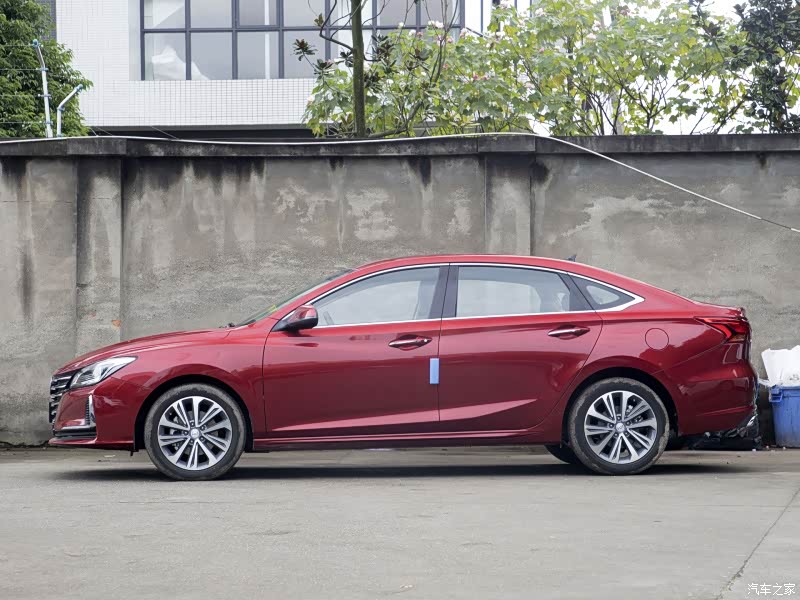 锐程CC长宽高分别为4800/1825/1465mm，轴距为2770mm，已经达到中型车标准