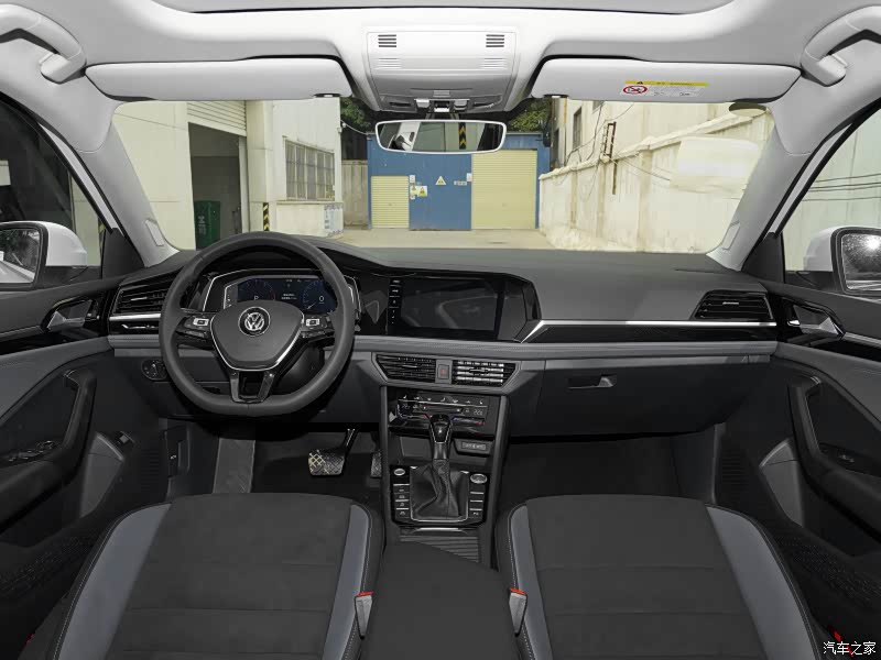 速腾的车内氛围好像是很多年前的产品了，既老土又木讷。太素也太闷了