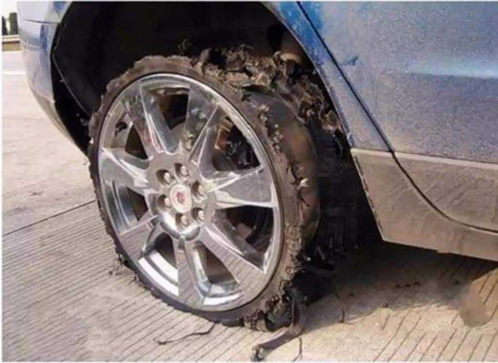 高速爆胎,四驱真的比两驱安全?别神话四驱系统!