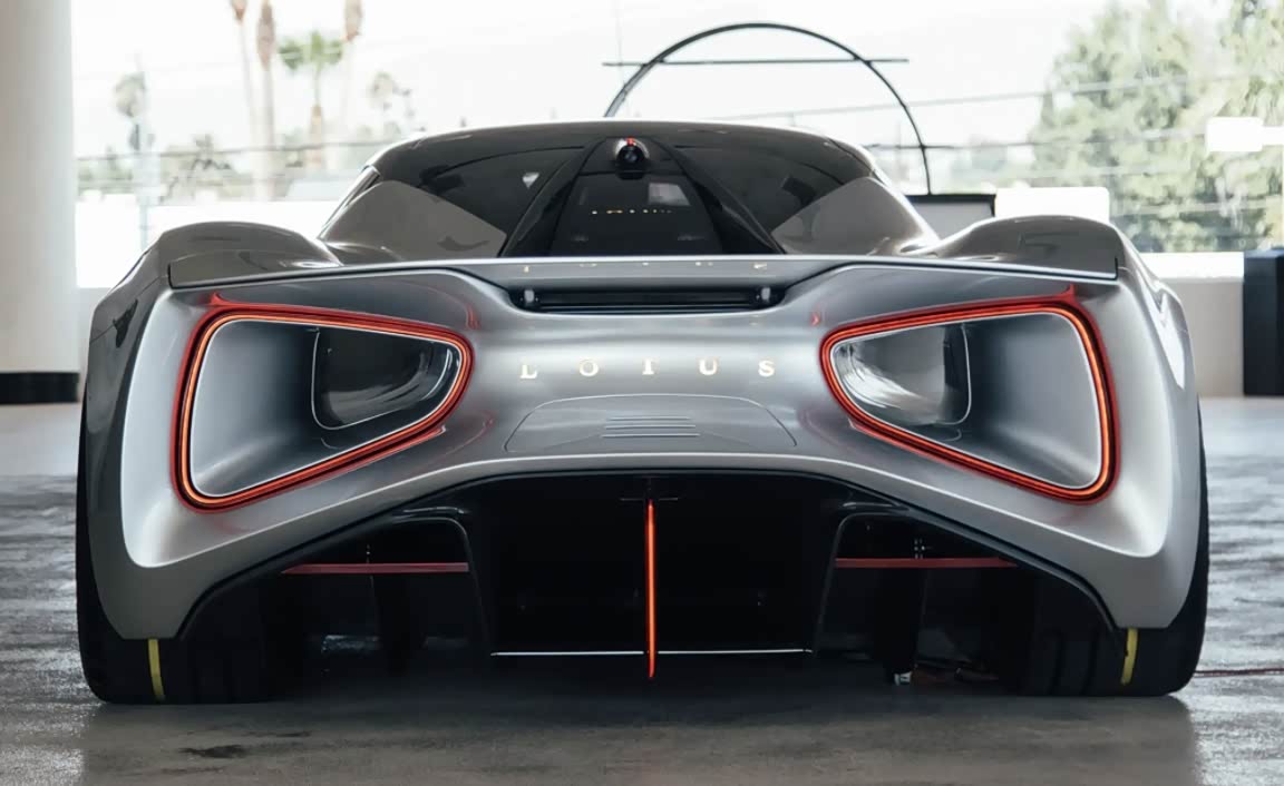 贯穿车身的「文丘里通道」不仅可以抵消尾部负压，也这辆车最美的设计