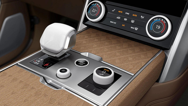 路虎·揽胜SV车型配备亮光白陶瓷控制部件