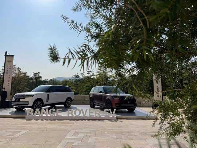 全新一代路虎·揽胜SV提供纯粹奢华的SV 奢雅，和张扬动感的SV熠动两种设计主题