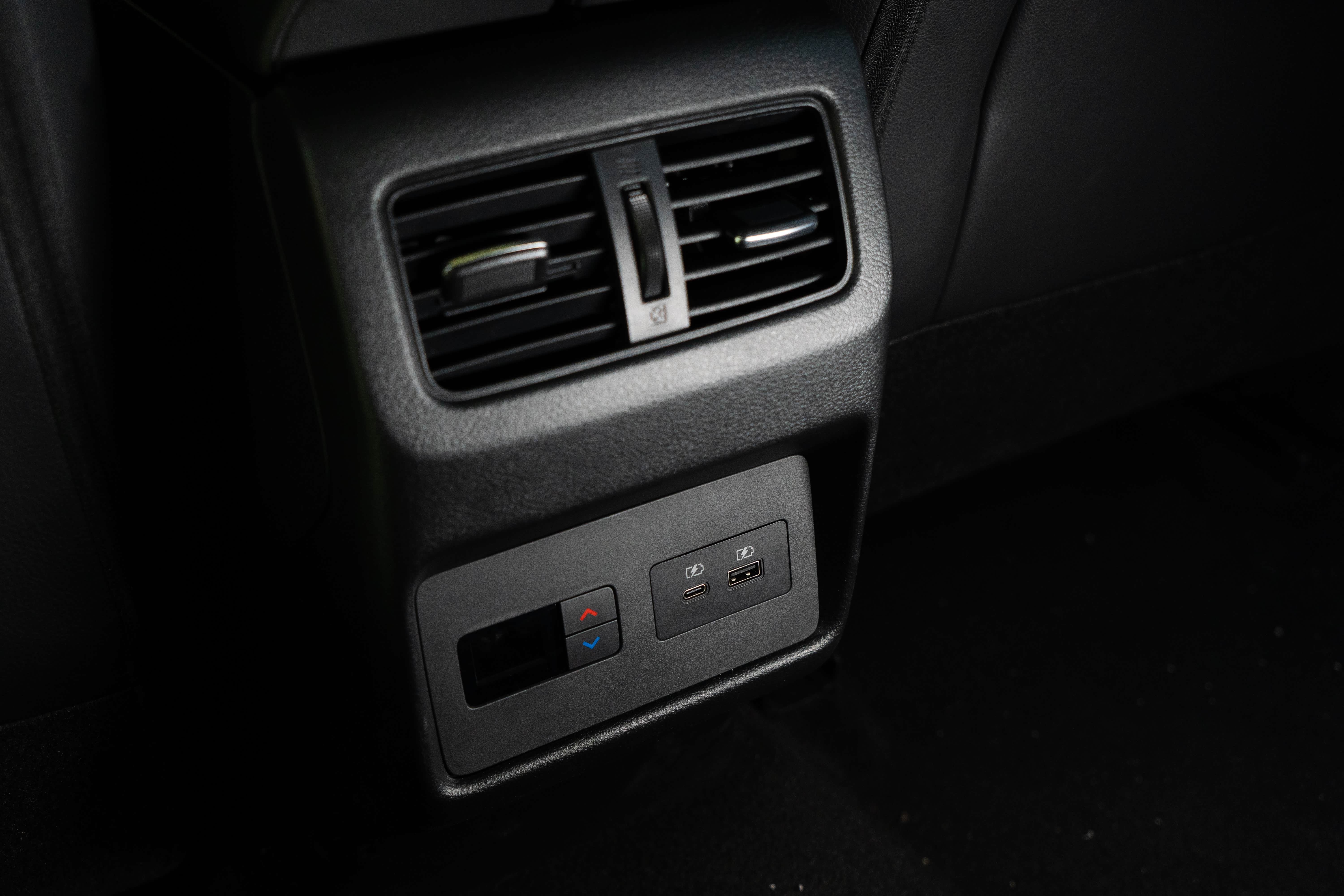 后排独立空调控制、还有双接口