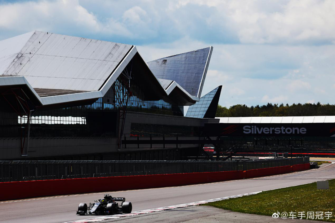 （图片来自@车手周冠宇微博）