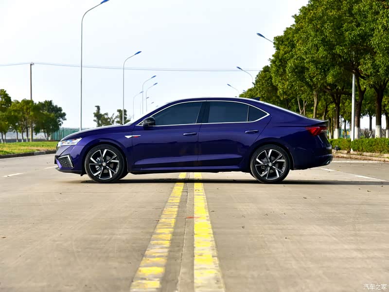 明锐PRO的车身明显活跃动感不少，特别是溜背式造型有一股蠢蠢欲动的感觉