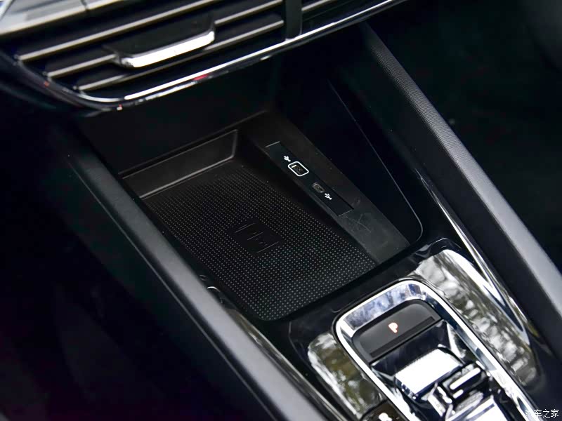 在储物空间设计上明锐PRO整体感要强很多，配置搭配也更贴合时代需求很多