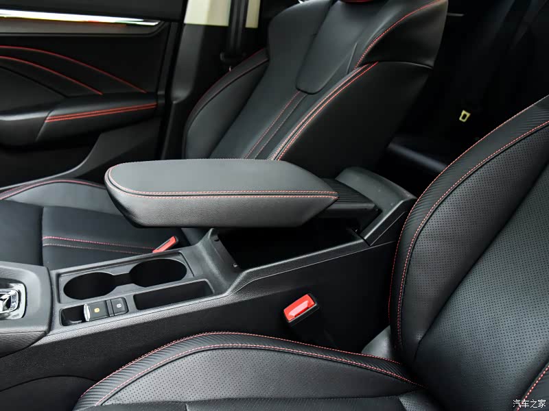 明锐PRO的中央扶手箱可调整长短尺寸及仰起角度。明显更人性化很多