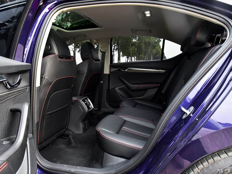 在乘坐空间上两车基本没有差异，但明锐PRO全系没有全景天窗，车内敞亮感肯定不如速腾了