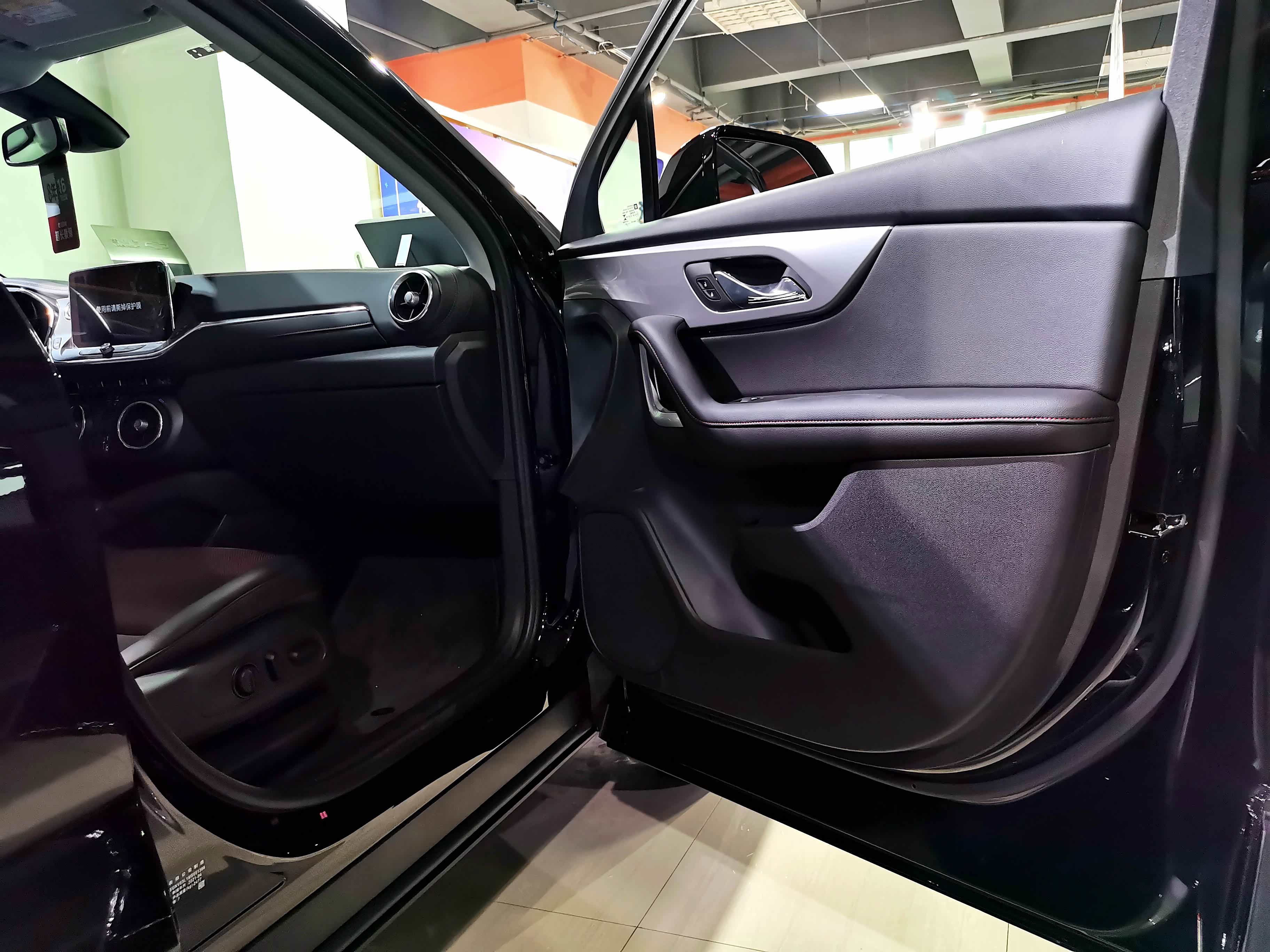 作为一台展车，打开雪佛兰开拓者的车门还是有些质感的，想对得起当初通用号称要打造精品7座SUV的口号。