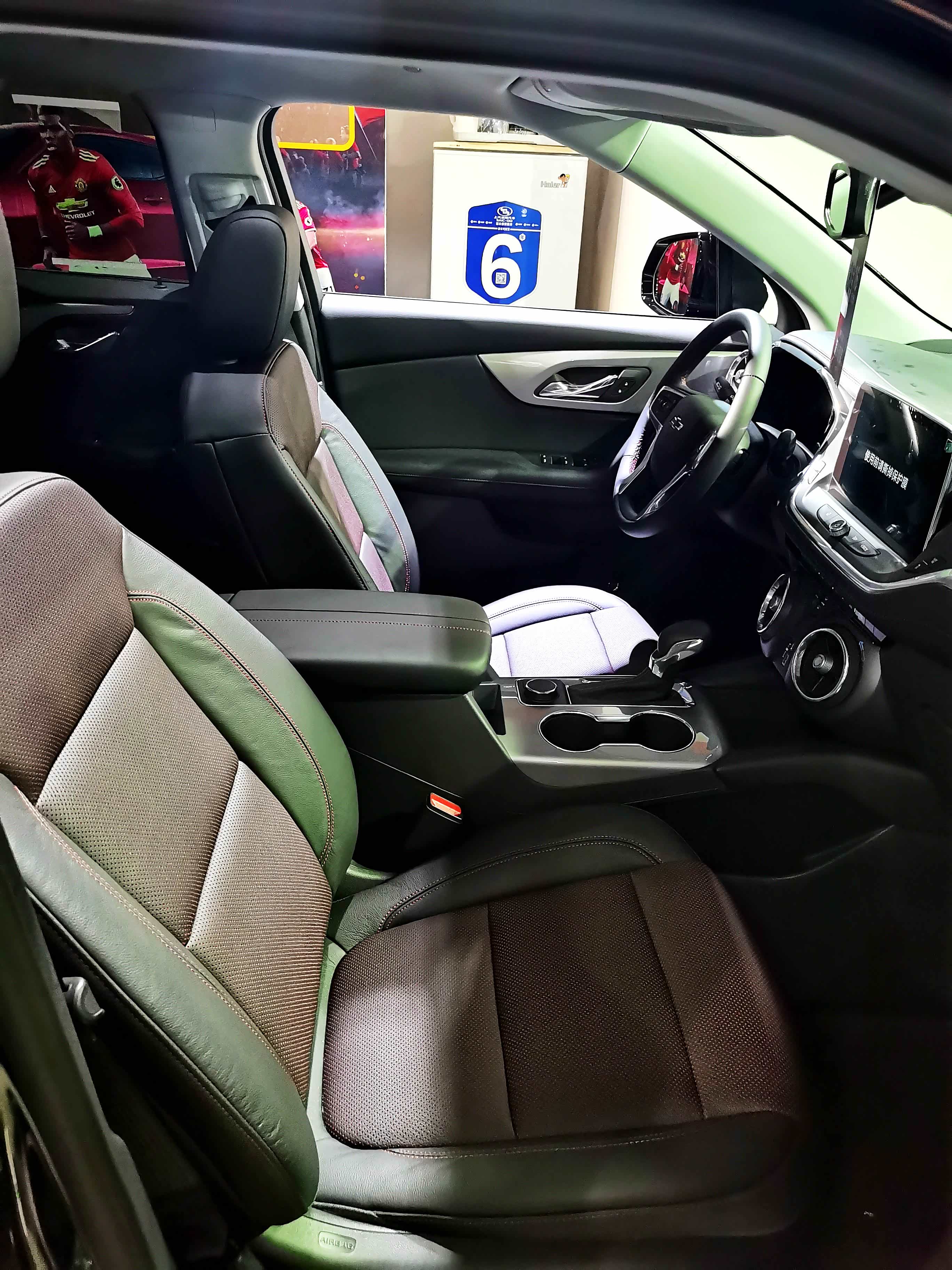 座椅方面，通用系列的座椅一直也是老K比较满意的，包裹性完好，软硬适中，关键是座椅不短，长途驾驶也不累