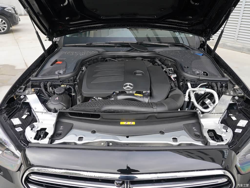 配图为改款 E 260 L
