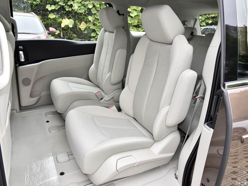 配图为2021款 陆上公务舱 652T 舒适型