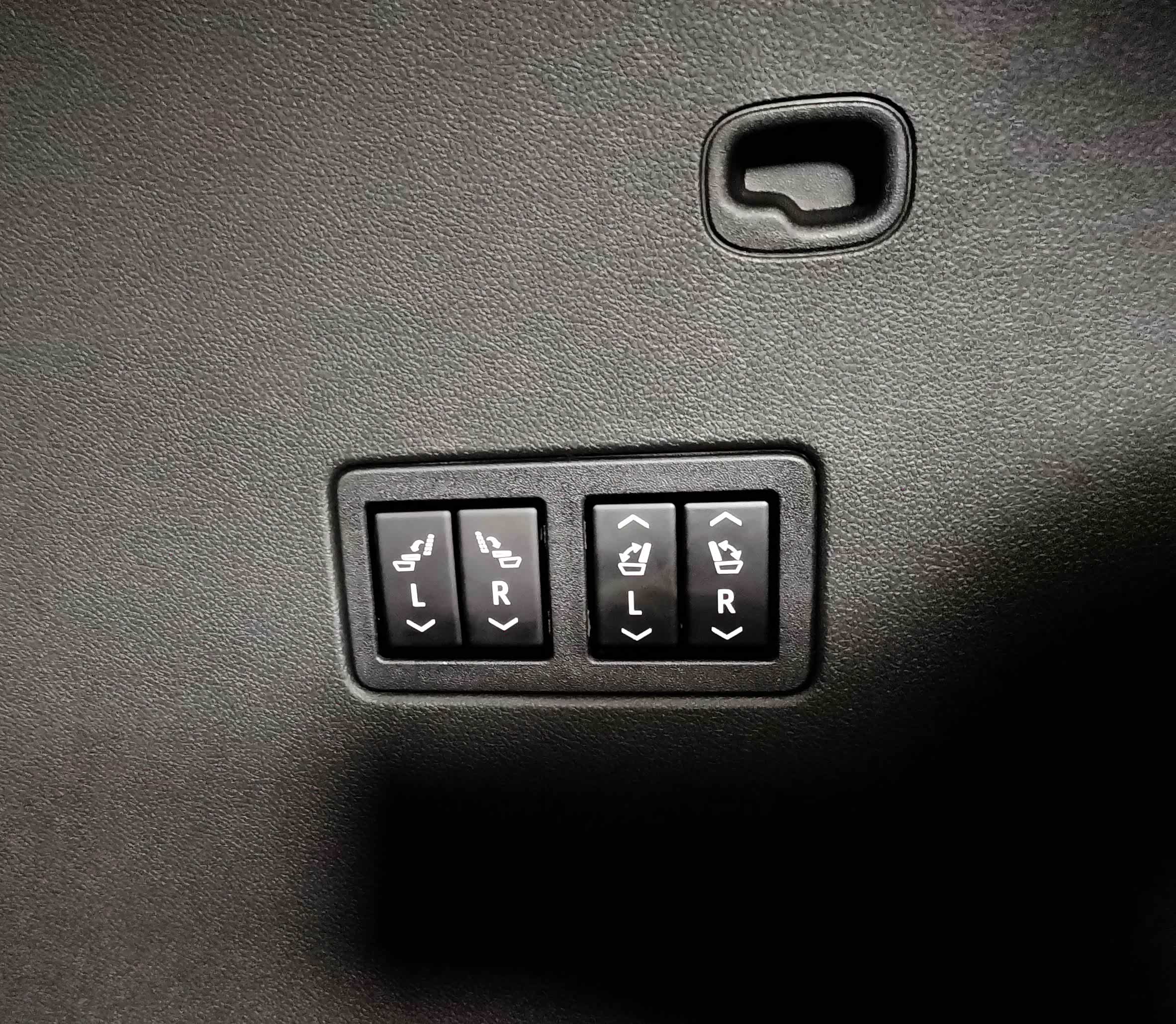 电动的放倒开关，但大家要注意的是，它只能放倒，需要手动恢复座椅。