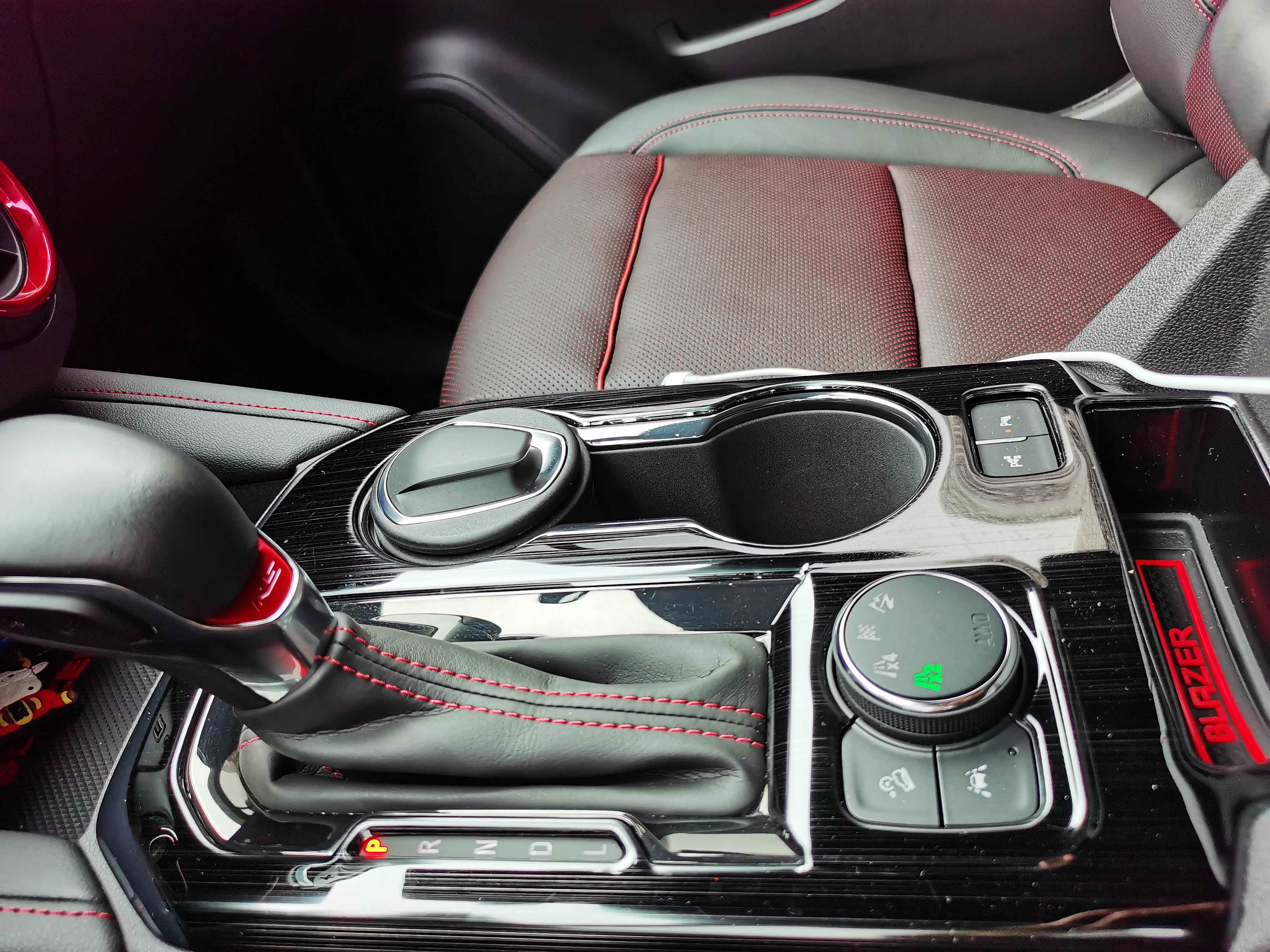 默认的是两驱模式，也是最经济的模式。