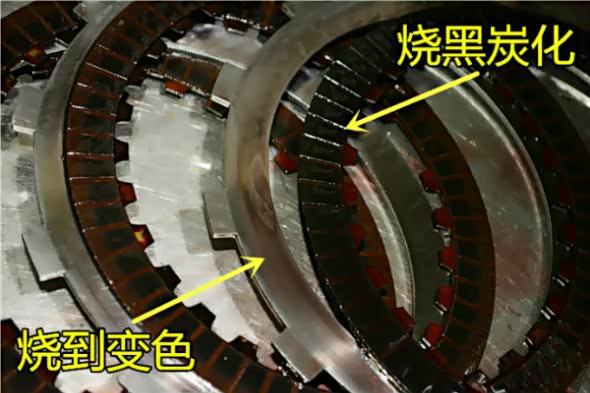 吉普大指挥官变速箱内部摩擦片严重烧蚀。
