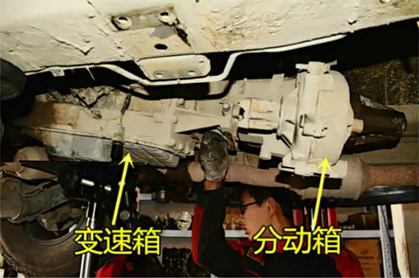 放掉变速箱后，抬下吉普大指挥官变速箱和分动箱，先将分动箱分开（四驱车都装有分动箱来分散动力。）