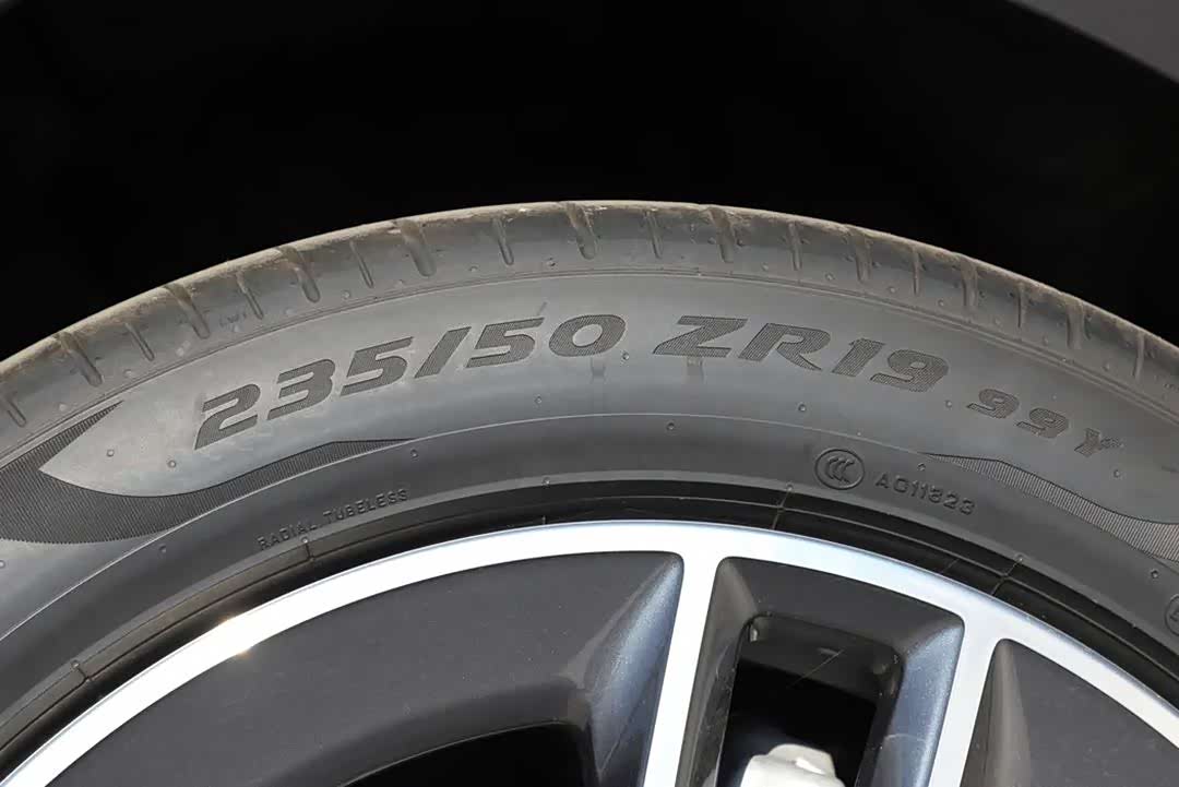 倍耐力P Zero运动轮胎（235/50 R19）