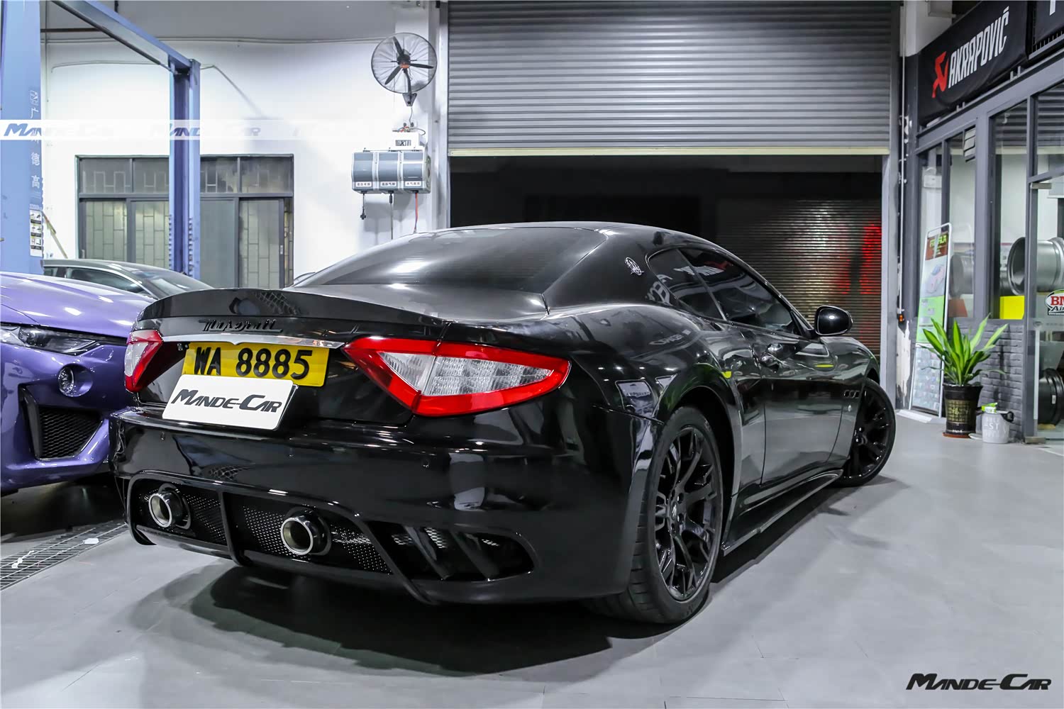 黑武士下的玛莎拉蒂GT ，银色的排气管口下更好的点缀了后杠又不失单调，更是一种中置排气口的亮点