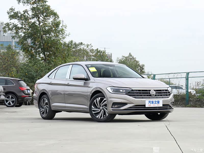 现款速腾虽在细节上有修改，但规整端庄的形象基本不变，这也是速腾长盛不衰比较受青睐的突出卖点