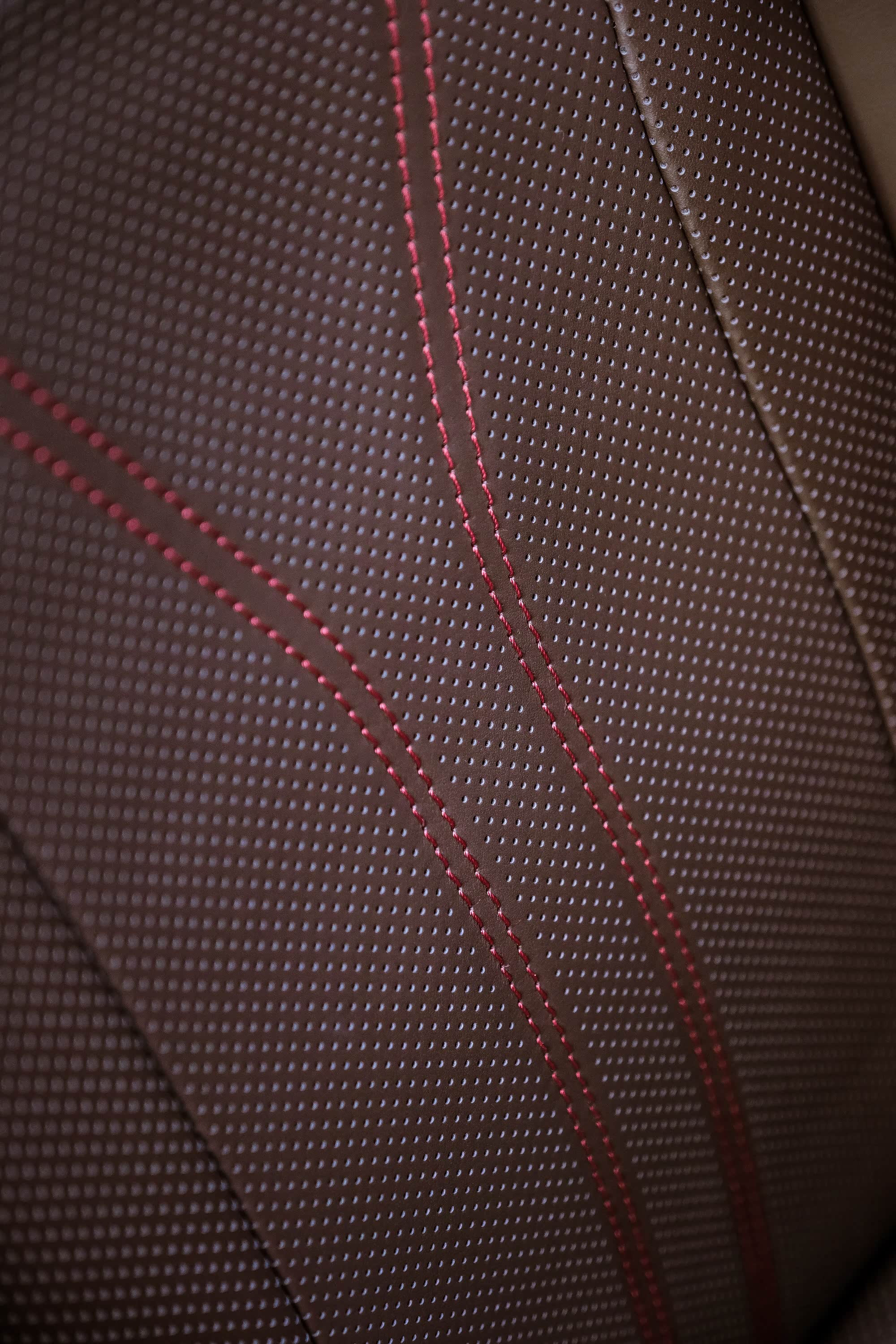 带有通风加热功能的半苯胺真皮座椅舒适度极高