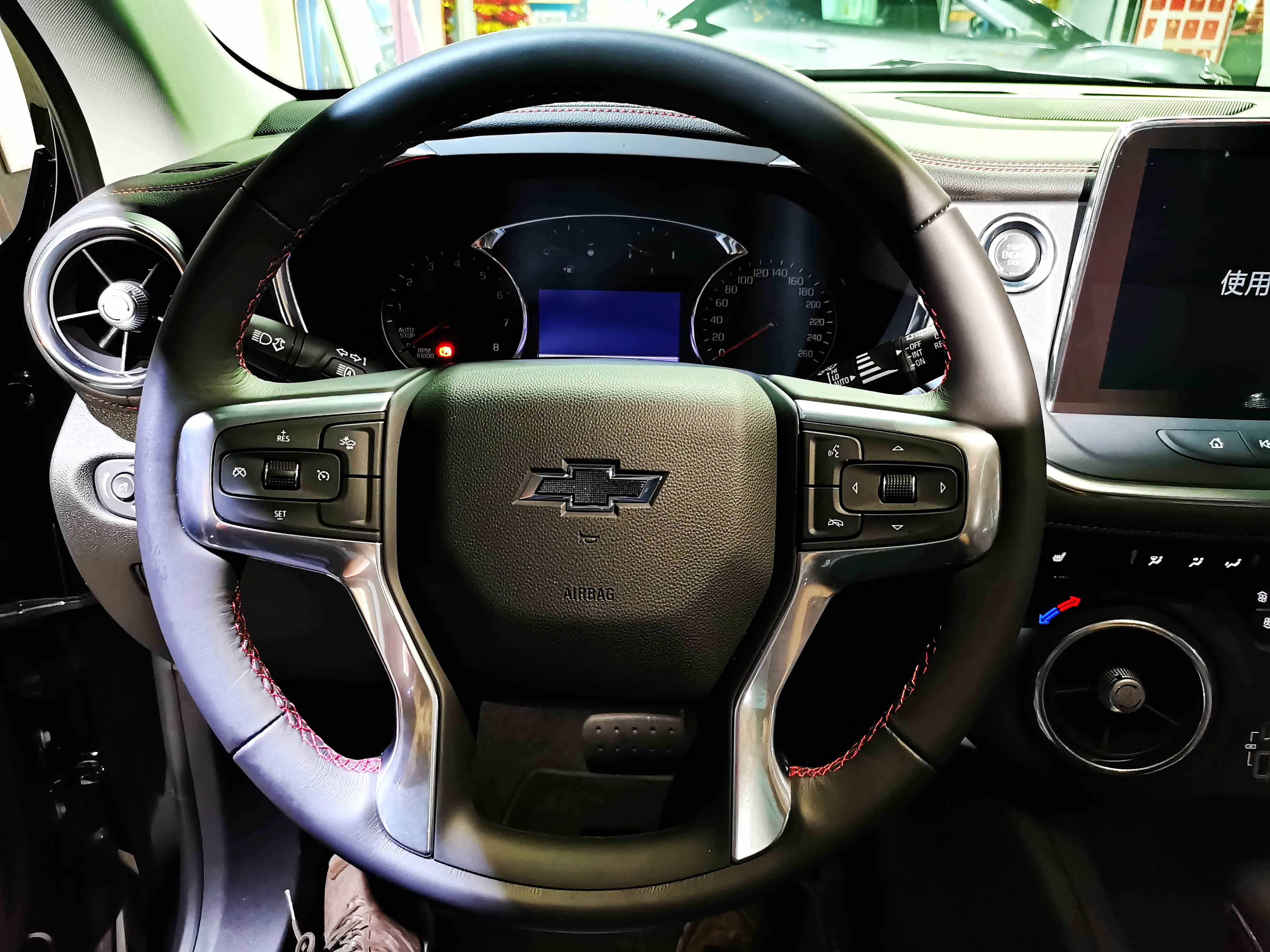 进入驾驶舱这个方向盘造型是否似曾相识呢？好多美系车都保留用这种方向盘，但没有“怀”挡还是差了些意思。
