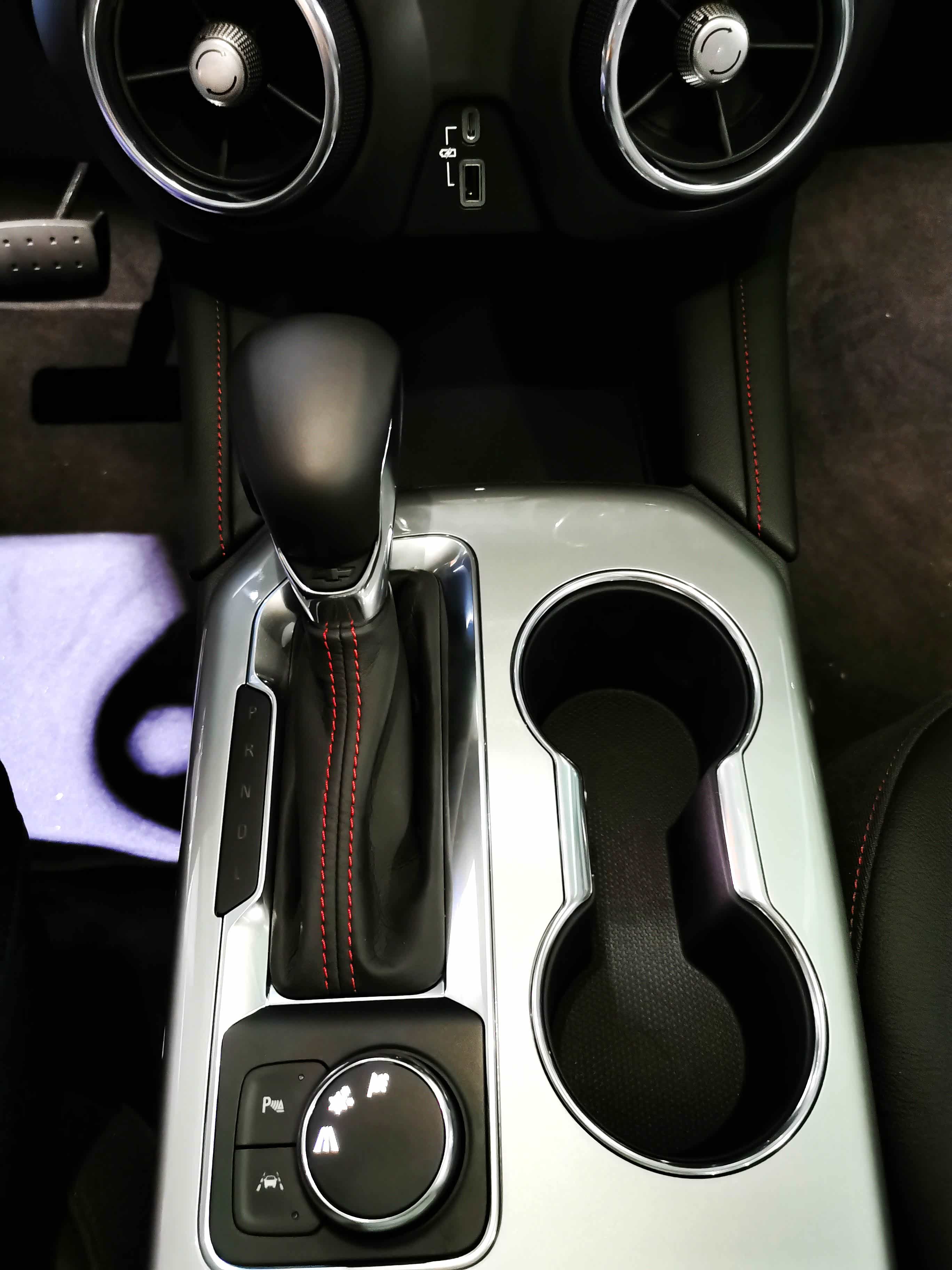 看下这个9AT的排挡杆设计，你们觉得怎么样？老K是觉得的有点简单，可以再搭配些线条来丰富下更好！