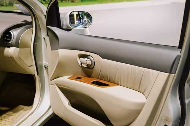 四门门板褶皱皮包裹很到位，很有老派日系高级车的味道