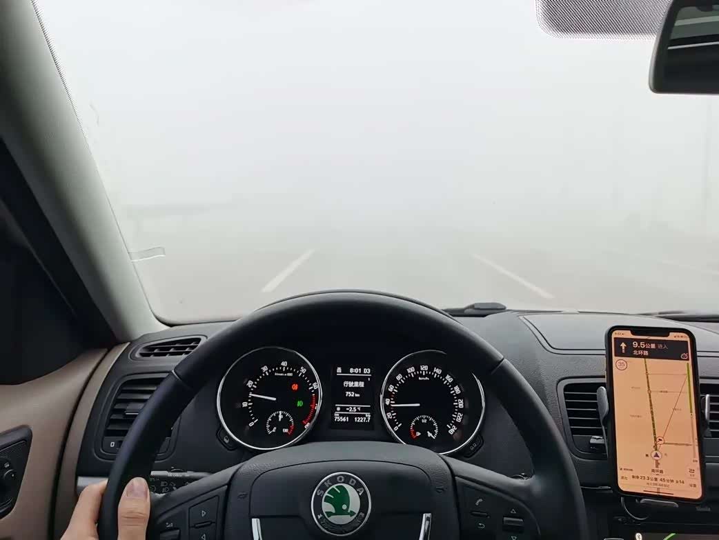 图：高速不见隔壁车，路口不见红绿灯，被“0能见度”大雾支配的恐惧，至今后怕。