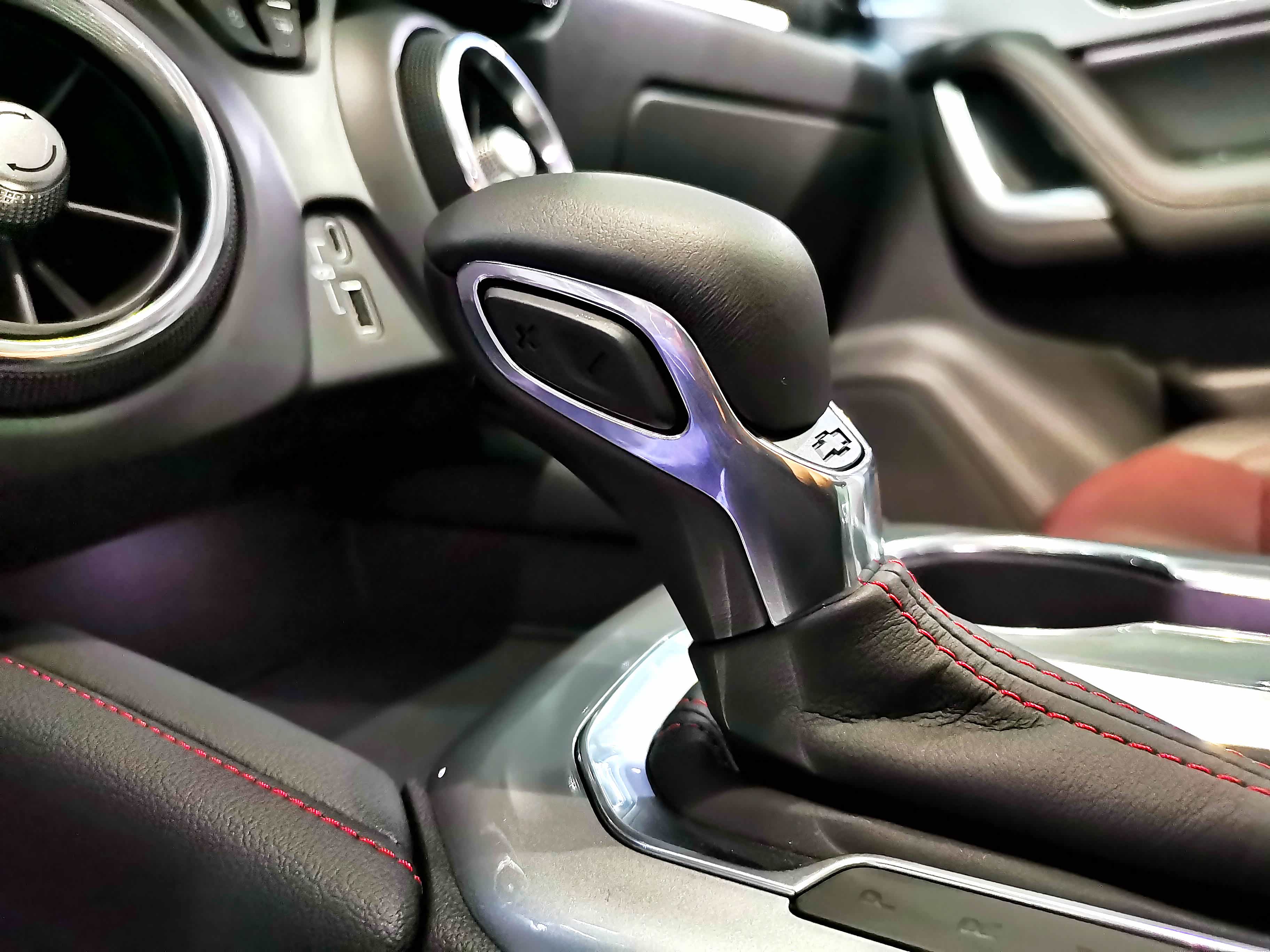 排挡杆的增、减挡设计在了侧面，但对于广大车主来说其实用处不大，对于通用系的9AT来说，基本用不到。