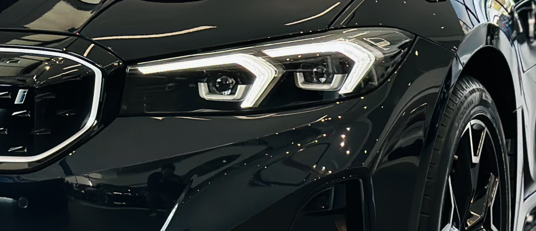 全新i3 eDrive40L曜夜套装
配备标准LED大灯，无蓝色设计