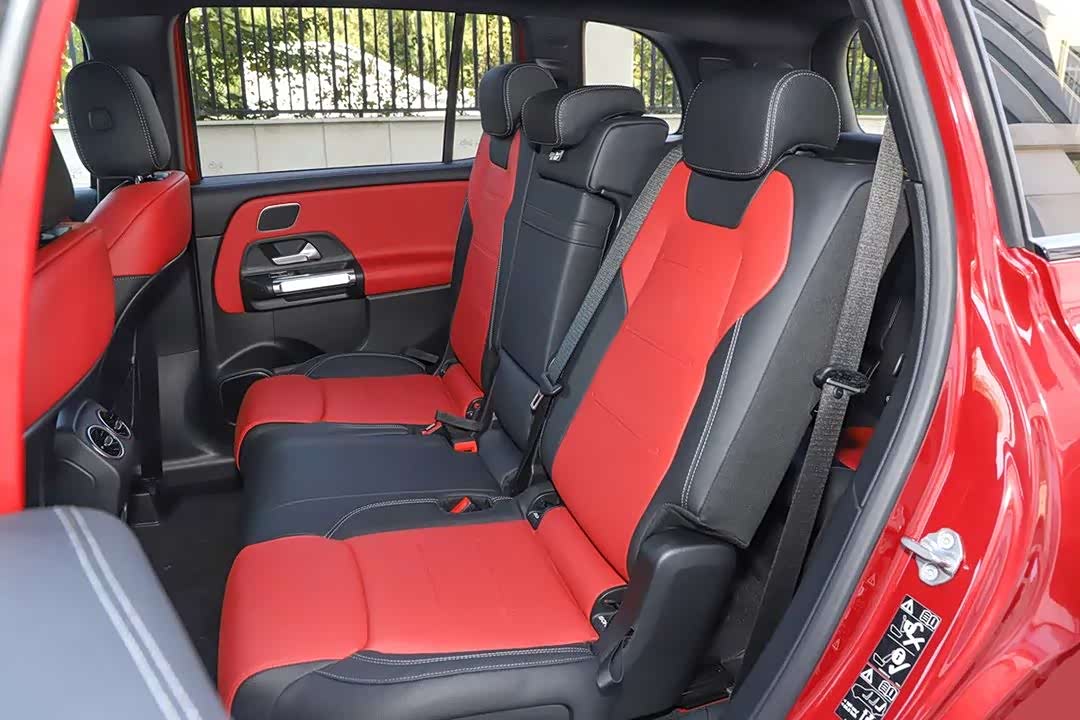 放倒第二排座椅后，进出第三排还算方便