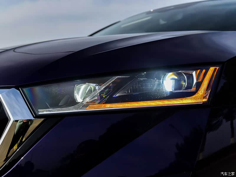 在灯光造型上明锐PRO明显更具时代色彩很多