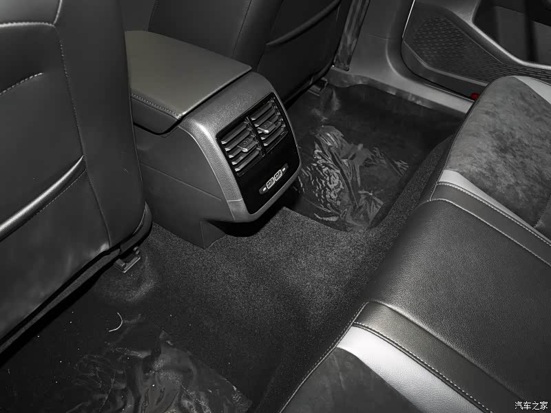 速腾扶手箱后侵太多，后排地板中间凸起也很高很窄，后排中间如果坐成年人就非常憋屈