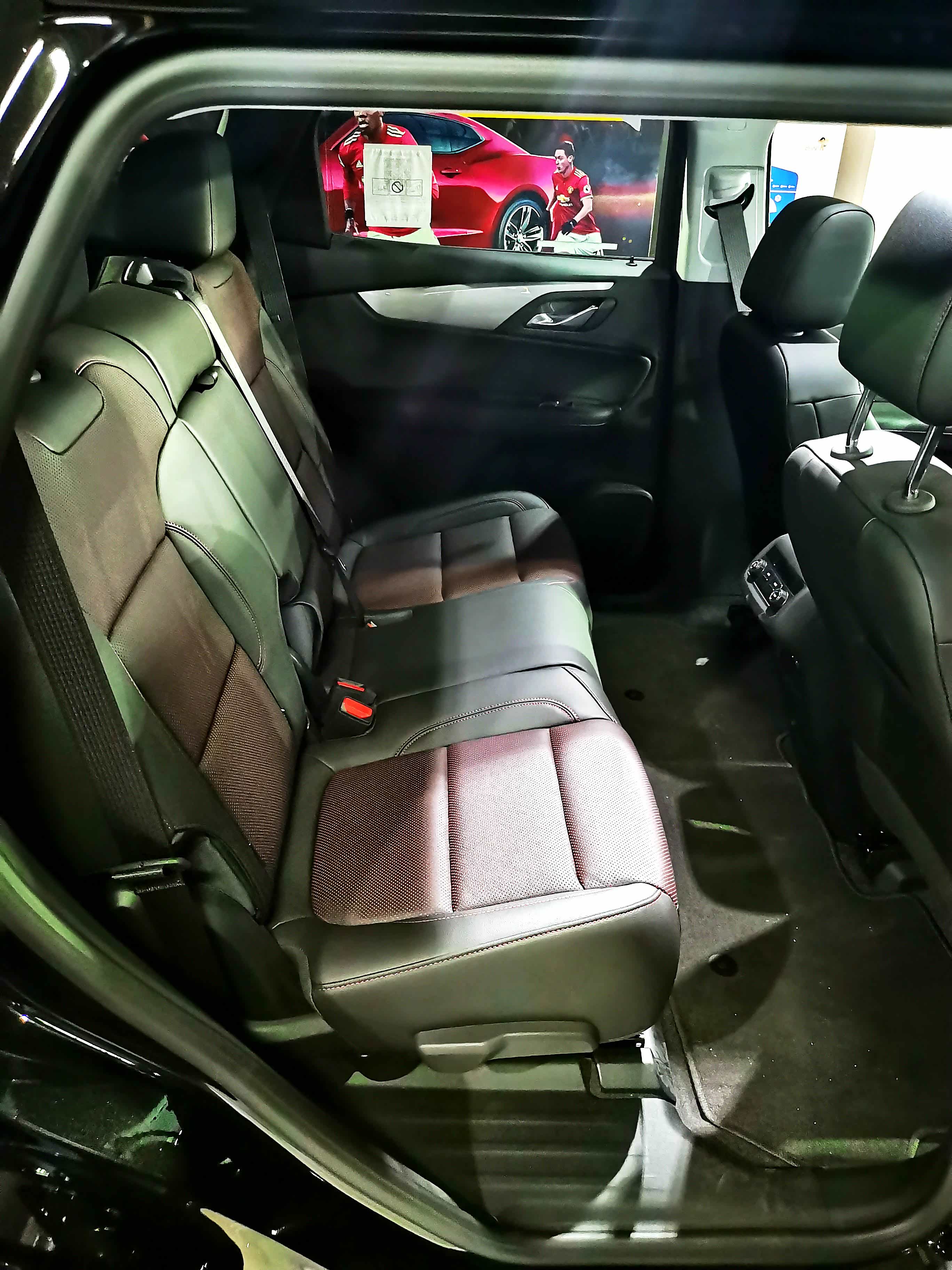 中排的座椅因为下面有滑道的缘故，还是有些高出的，但这样的座椅坐起来也有好处，就是不会太累。