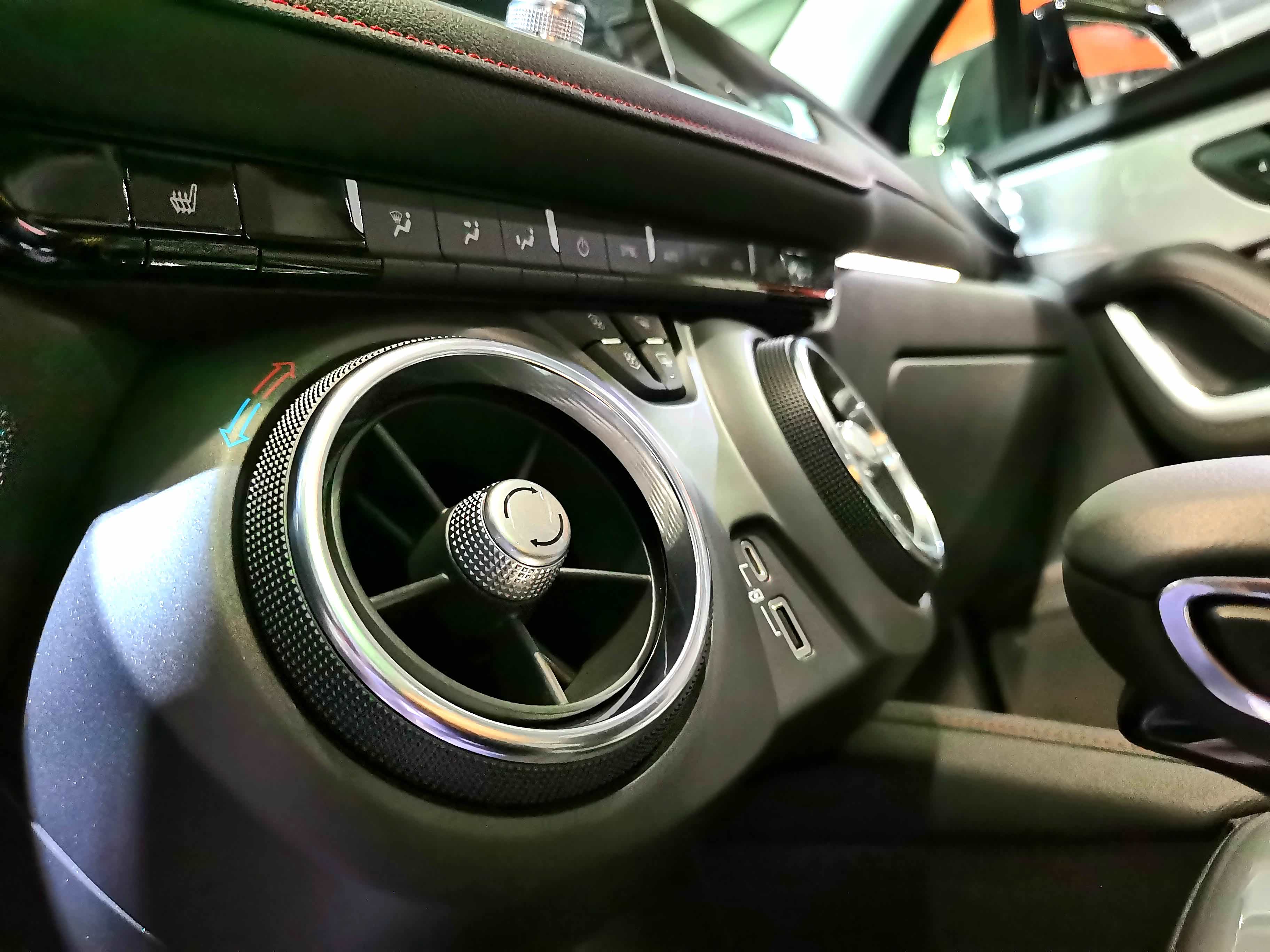 倒是这个出风口吸引了老K的注意，拍个细节图，也说明我个人非常喜欢这个feel!